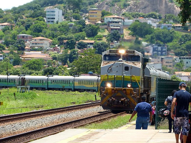 A train arriving at a station in Minas Gerais